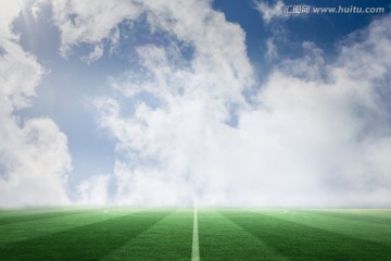 蓝色天空下的足球场