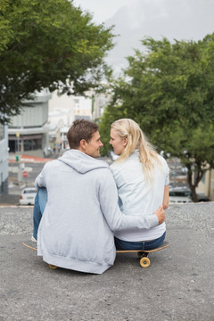 坐在滑板上的夫妇