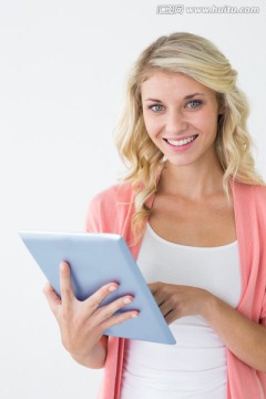 微笑着使用平板电脑的女人