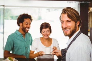 微笑男服务员在咖啡馆里