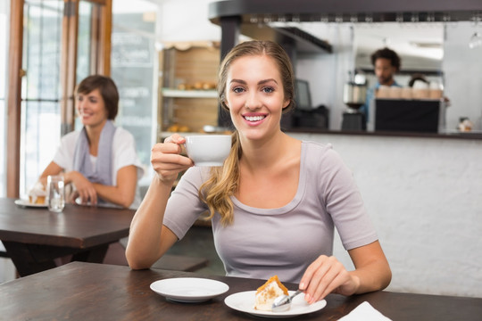 微笑着喝咖啡的商务女人
