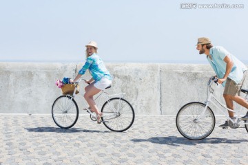 在桥上骑自行车的情侣