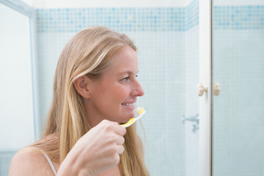 在刷牙的女人