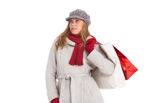 穿着冬装拎着购物袋的女人