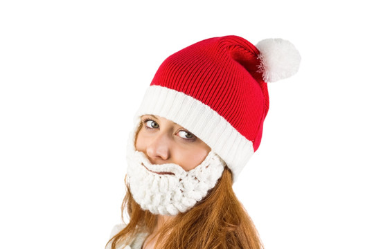 戴着圣诞帽和假胡子的年轻女人