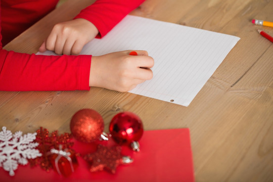 小女孩在家里给圣诞老人写信