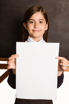 微笑的女学生拿着一张白纸