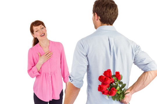 拿着玫瑰送给妻子的男人