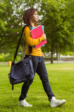 女大学生在公园散步