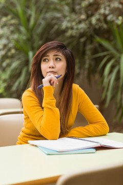 在户外做作业的女大学生