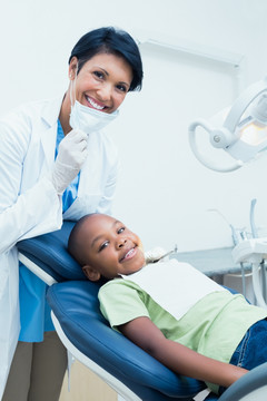 微笑着的牙医和病人
