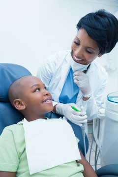 牙医微笑着看着病人