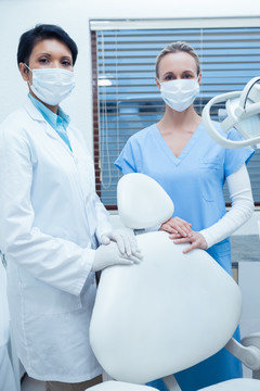 两位戴手术面罩的女牙医