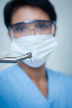 外科手术中的女性牙医