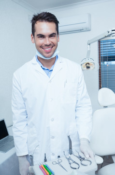 微笑的年轻男性牙医
