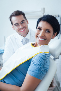 微笑着的牙医和病人