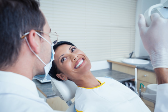 病人微笑着等待牙医治疗