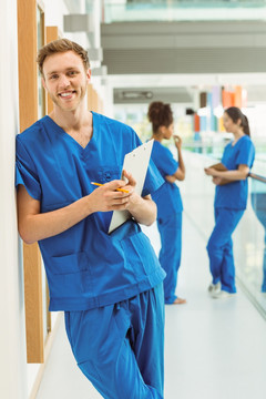医学生站在大学走廊里微笑