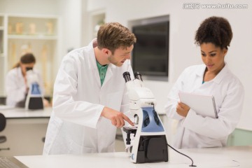 在大学里使用显微镜的医学生