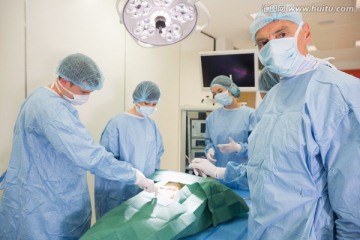 医学生在大学模拟做手术