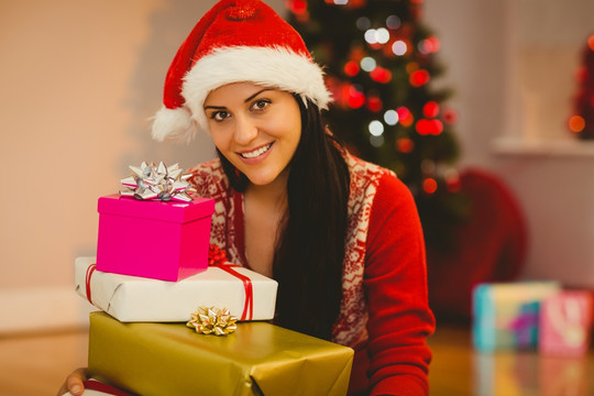 微笑的女人拿着一堆圣诞礼物