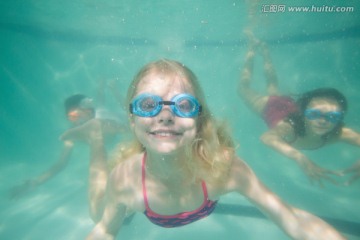 在水下游泳的孩子