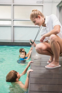 游泳教练教导孩子学习游泳