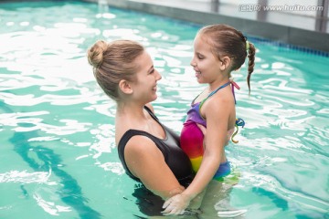 游泳教练教导孩子学习游泳