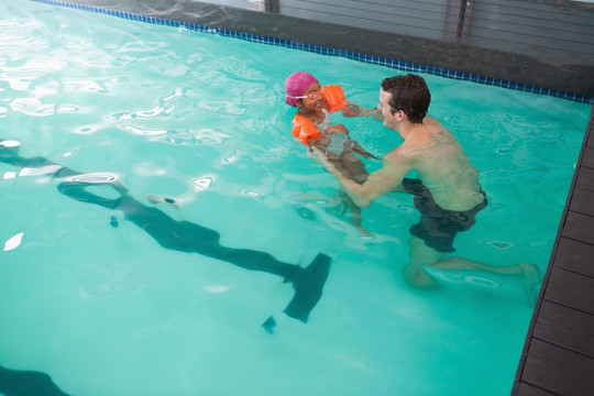 教练教导孩子学习游泳