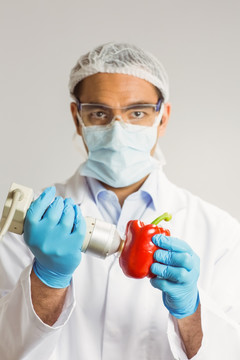 食品科学家在大学里检测辣椒