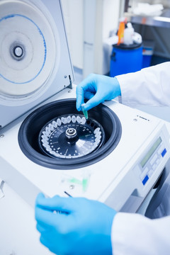 做着实验的科学家