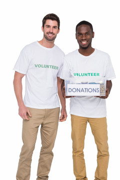 微笑的两名志愿者
