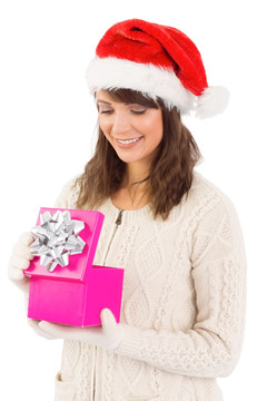 微笑的女人打开圣诞礼物