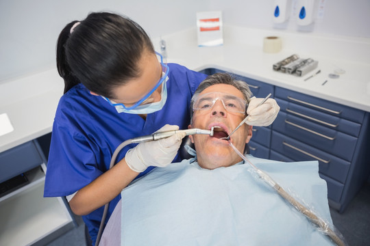 在医院检查牙齿的男人