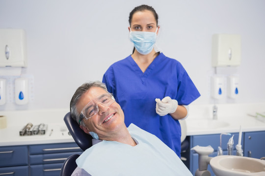 微笑着等待牙医检查的病人