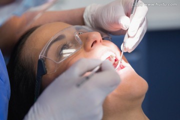 牙医为病人做口腔检查
