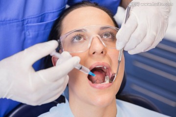 在牙科诊所检查牙齿的女人