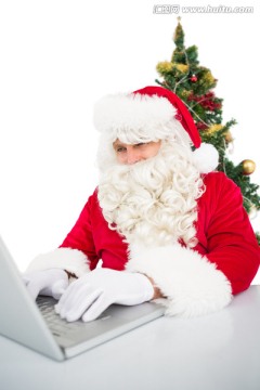 在使用笔记本电脑的圣诞老人