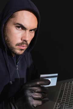 黑客使用笔记本电脑在网上购物