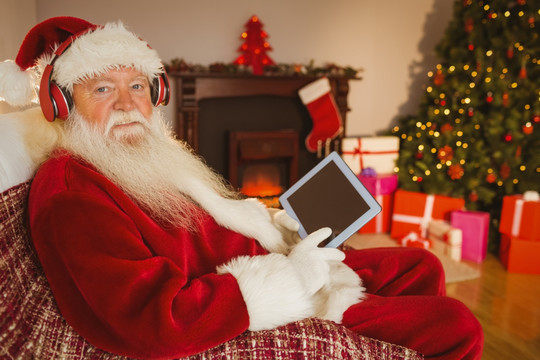 戴着耳机听歌的圣诞老人