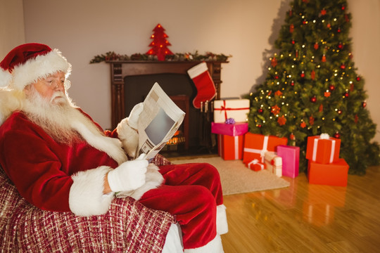 圣诞老人在沙发上看报纸