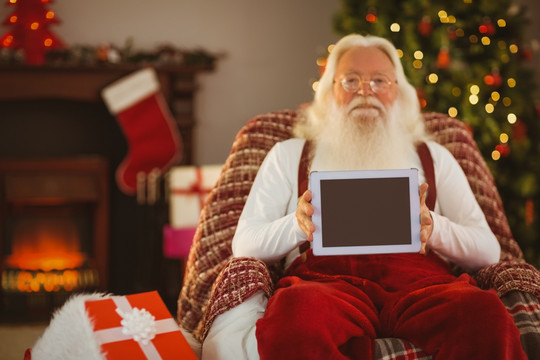 展示平板电脑的圣诞老人