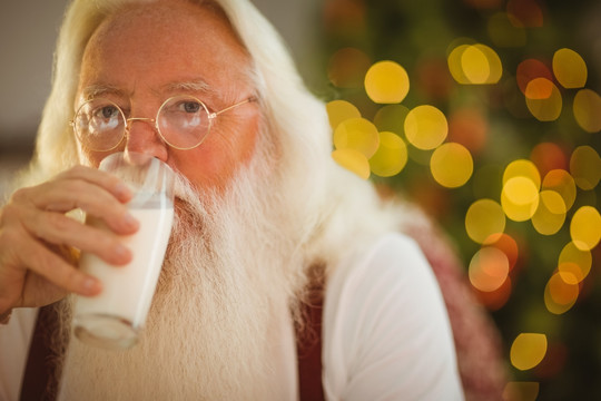 圣诞老人在喝牛奶