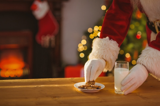 在吃饼干喝牛奶的圣诞老人