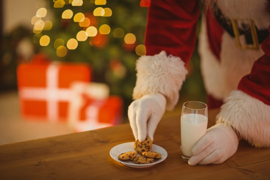 在吃饼干喝牛奶的圣诞老人