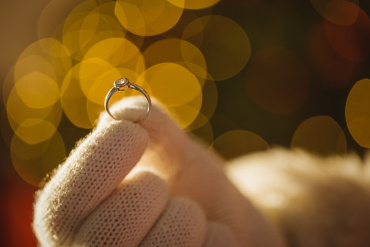 圣诞老人拿着一个订婚戒指