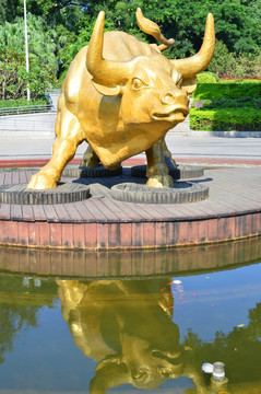金牛雕像