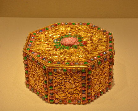 清代金嵌宝石盒