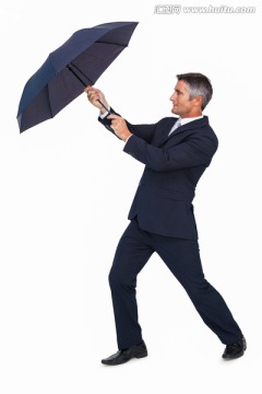 撑着伞的商业人士