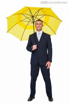 撑伞的商务男人